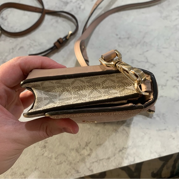 Jet Set Small Two-Tone Logo Smartphone Crossbody Bag - Picture 10 of 13